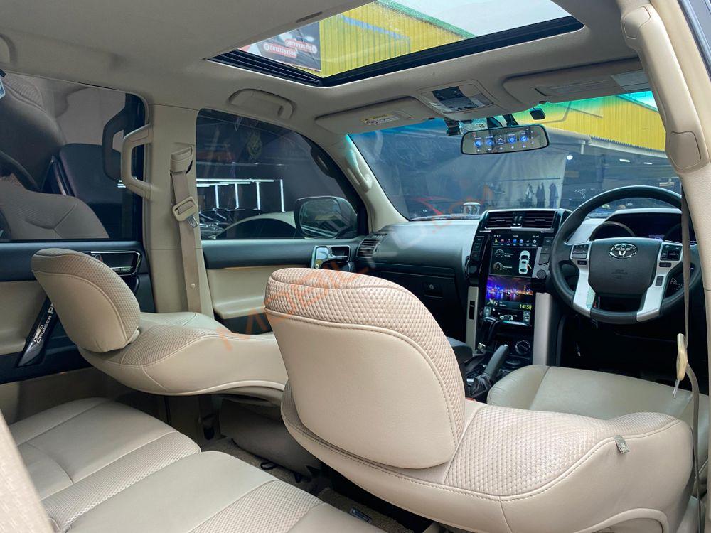 Mobil Toyota Land Cruiser 2013