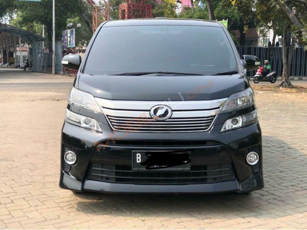 Mobil Toyota Vellfire 2013