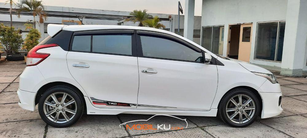 Mobil Toyota Yaris 2015