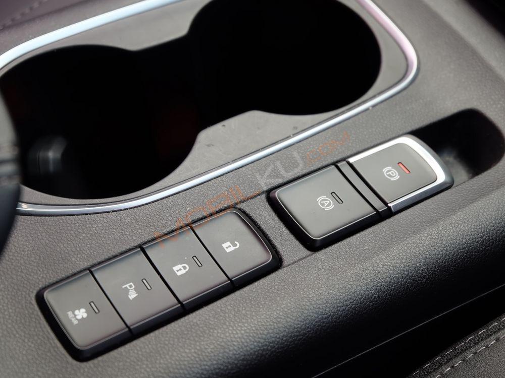 Mobil Wuling Almaz 2021