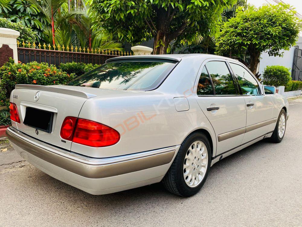 Mobil Mercedes-Benz E-Class 1996