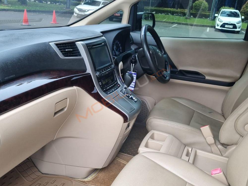 Mobil Toyota Alphard 2013