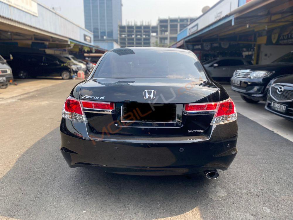 Mobil Honda Accord 2011