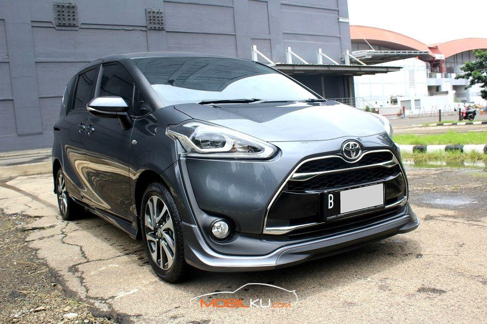 Mobil Toyota Sienta 2018