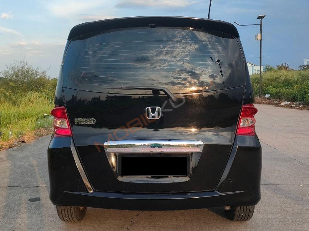 Mobil Honda Freed 2011