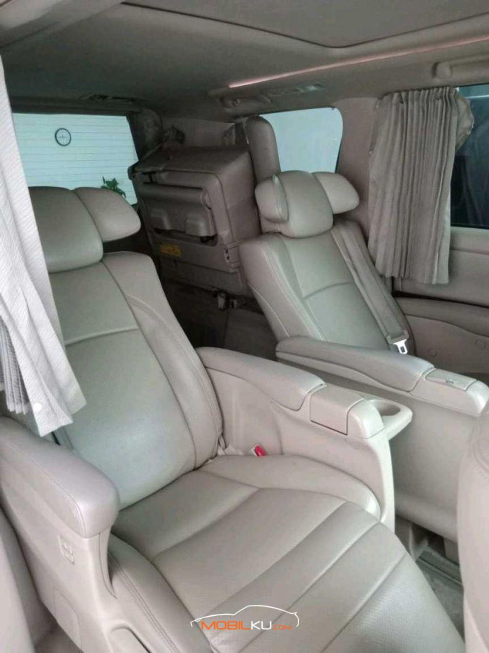 Mobil Toyota Alphard 2009