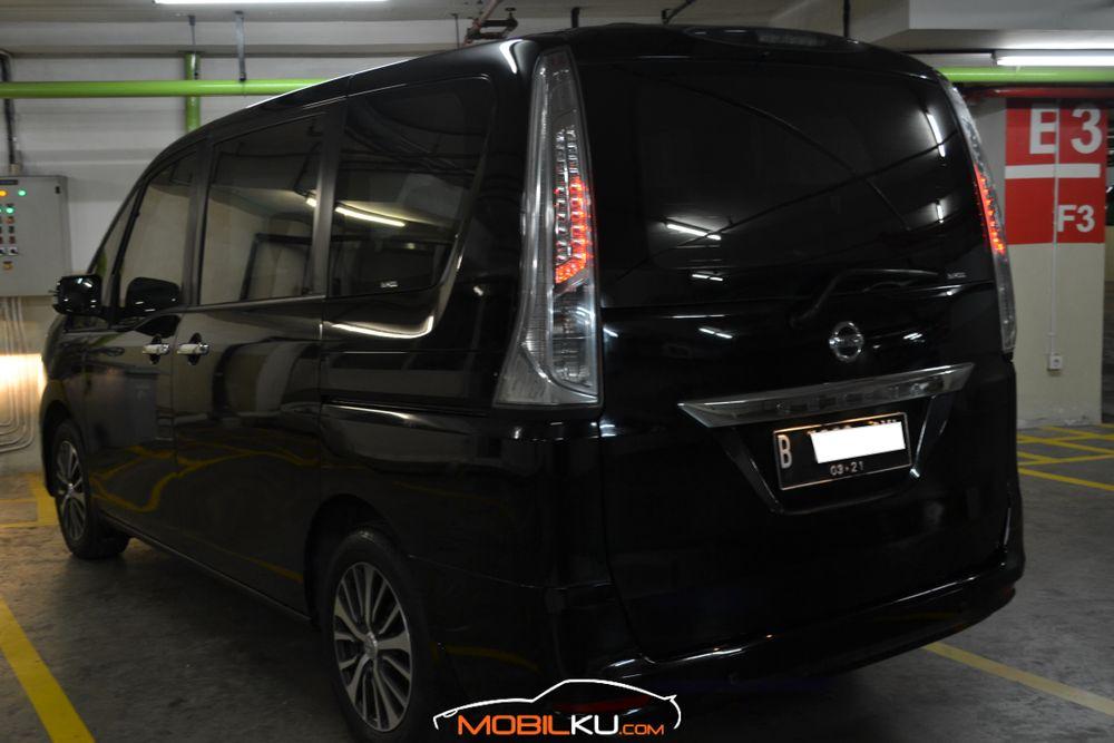 Mobil Nissan Serena 2016