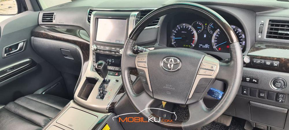 Mobil Toyota Vellfire 2013