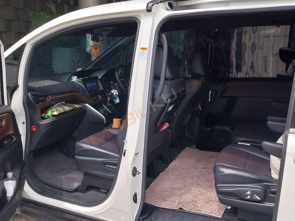 Mobil Toyota Voxy 2017