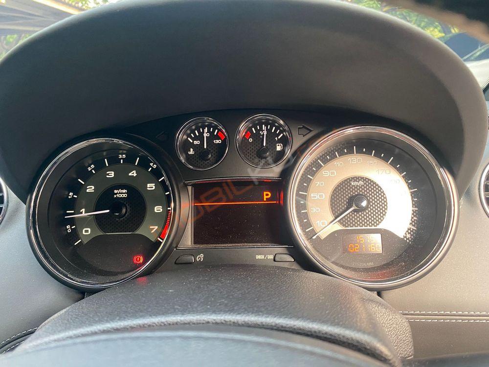 Mobil Peugeot RCZ 2012