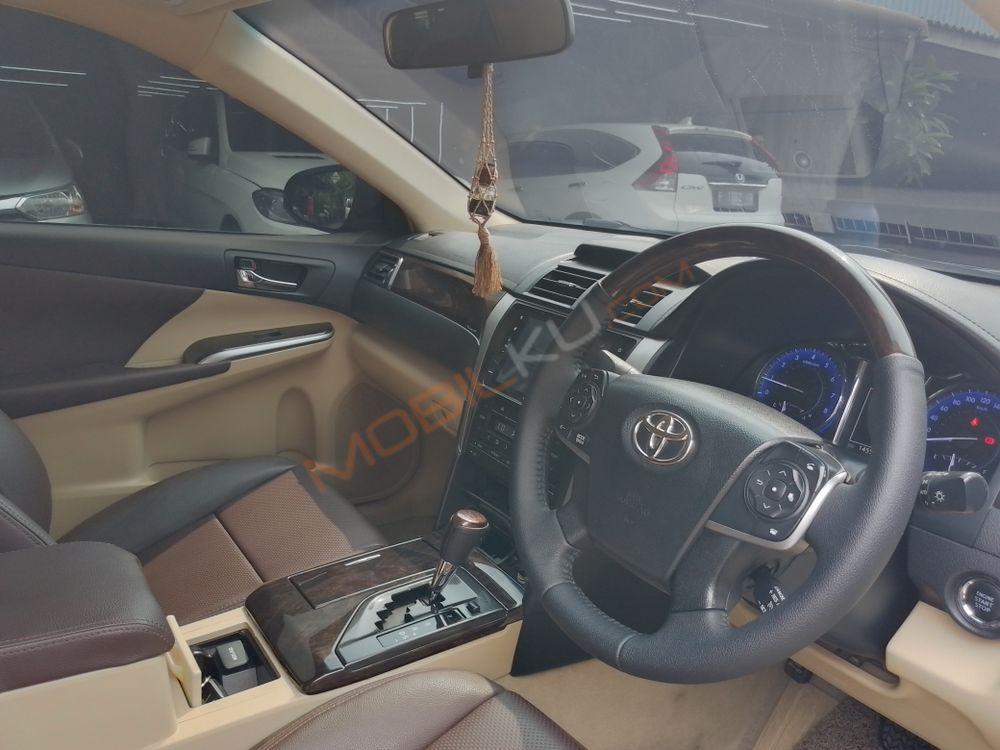 Mobil Toyota Camry 2015