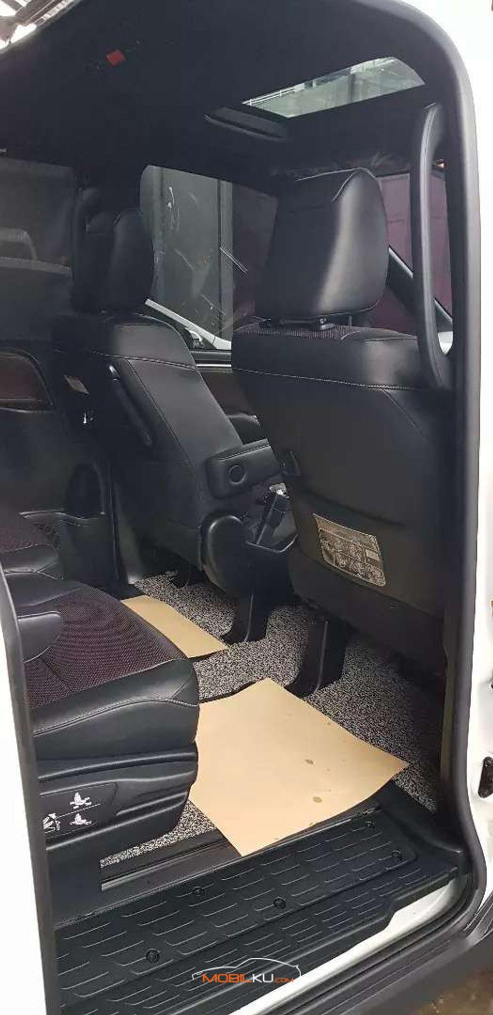 Mobil Toyota Voxy 2018