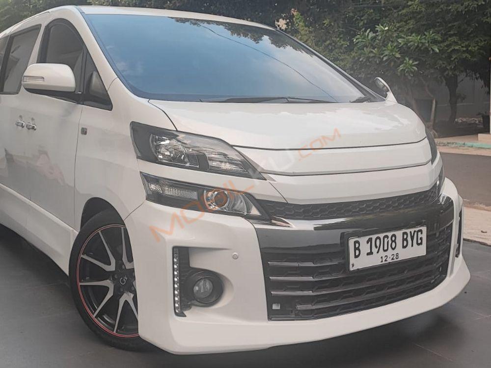 Mobil Toyota Vellfire 2014