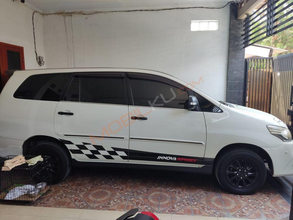 Mobil Toyota Kijang Innova 2012