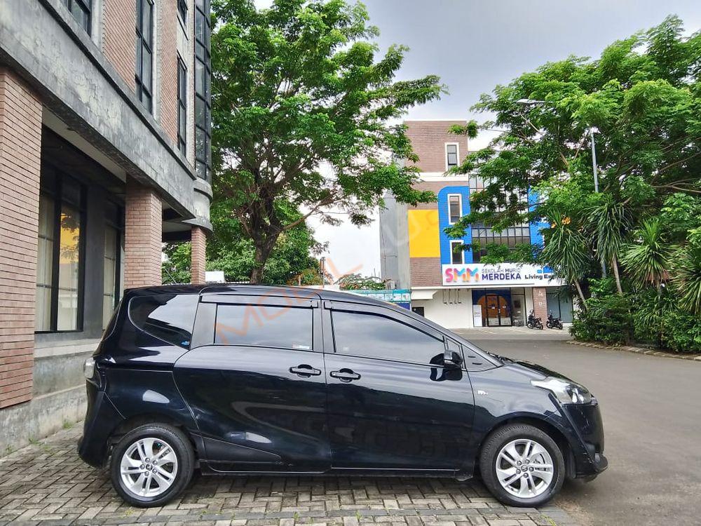 Mobil Toyota Sienta 2017
