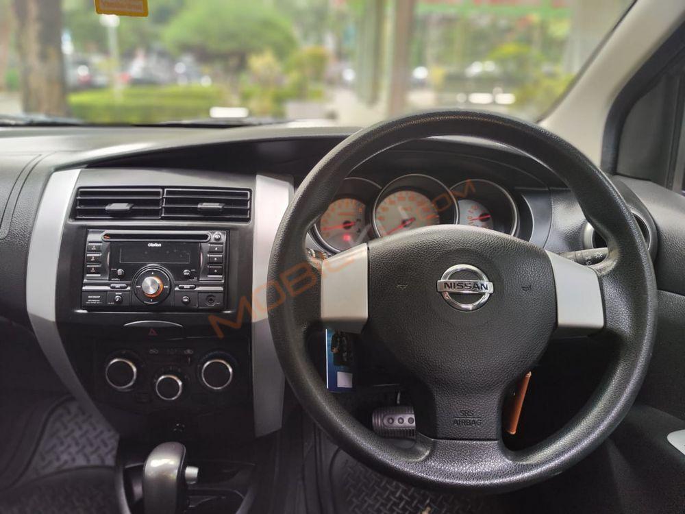 Mobil Nissan Livina 2011