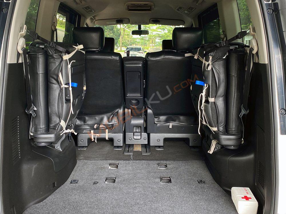 Mobil Nissan Serena 2013