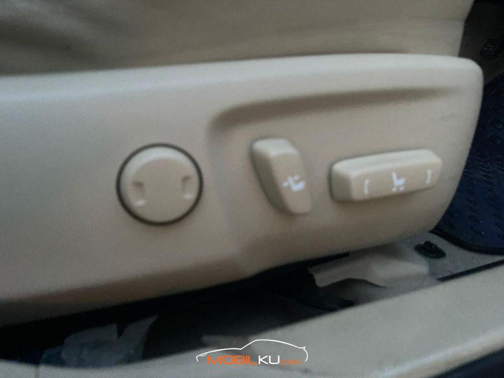 Mobil Toyota Camry 2016