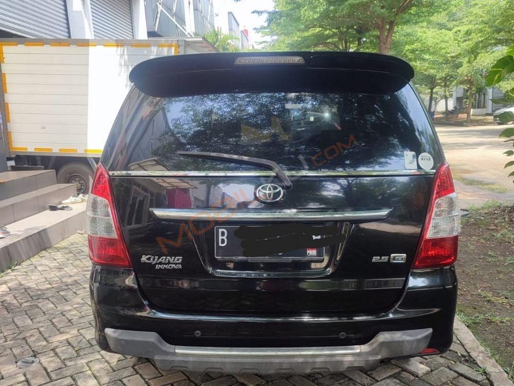 Mobil Toyota Kijang Innova 2011
