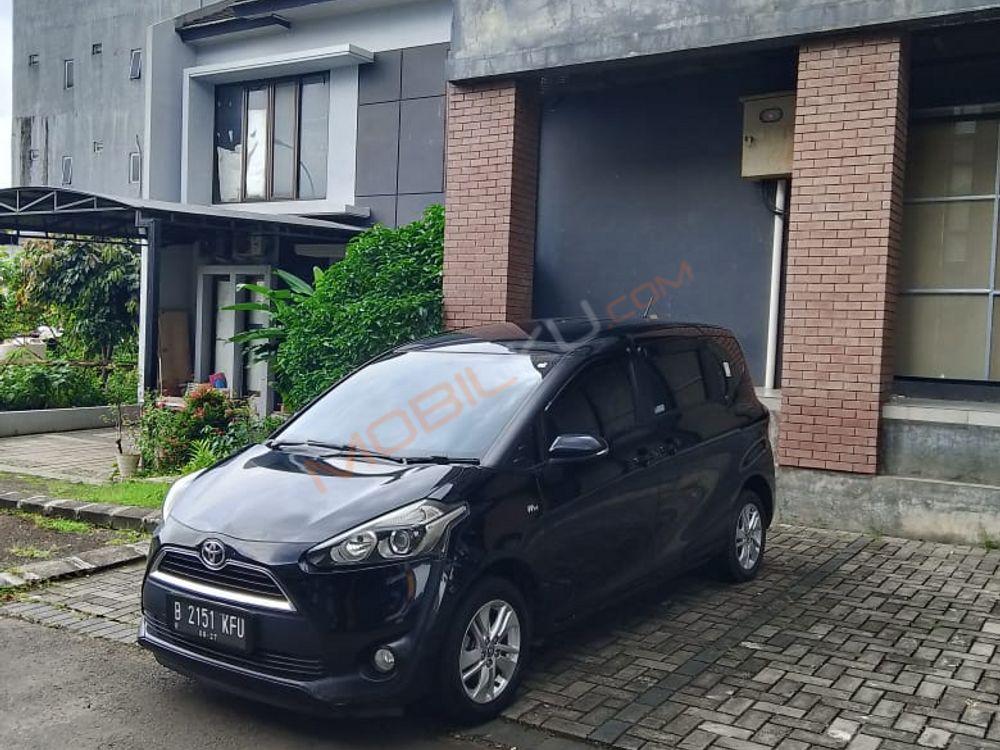 Mobil Toyota Sienta 2017