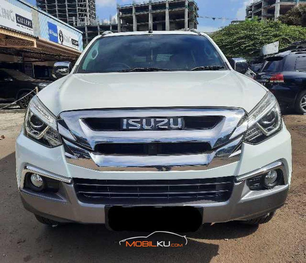 Mobil Isuzu MU-X 2017