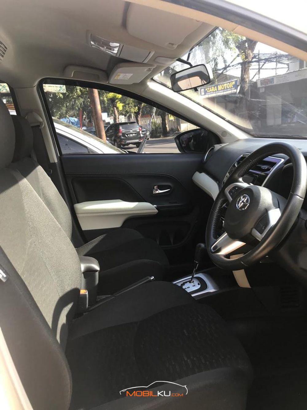 Mobil Toyota Rush 2019