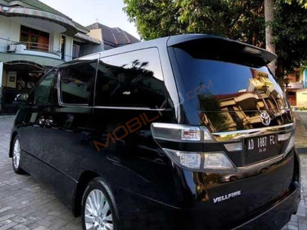 Mobil Toyota Vellfire 2013
