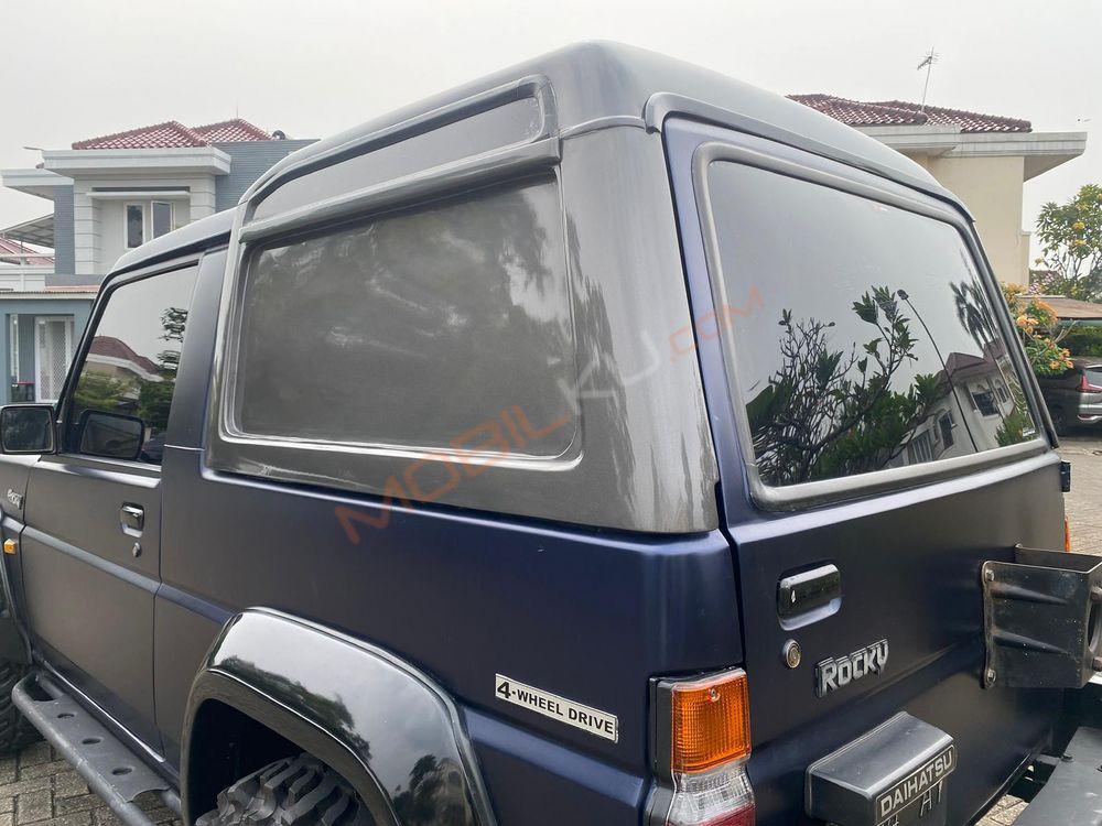 Mobil Daihatsu Taft 1998