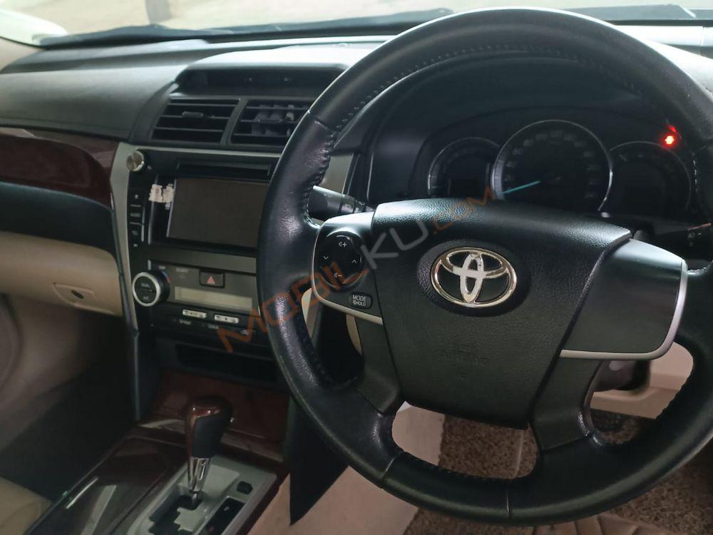 Mobil Toyota Camry 2013