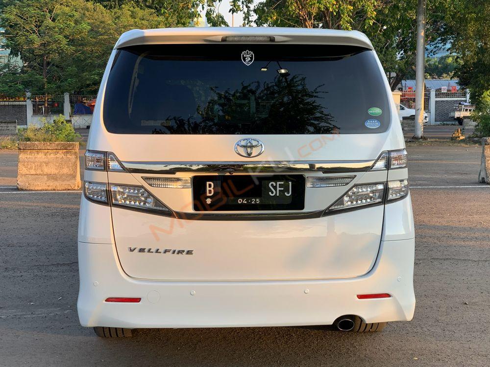 Mobil Toyota Vellfire 2015