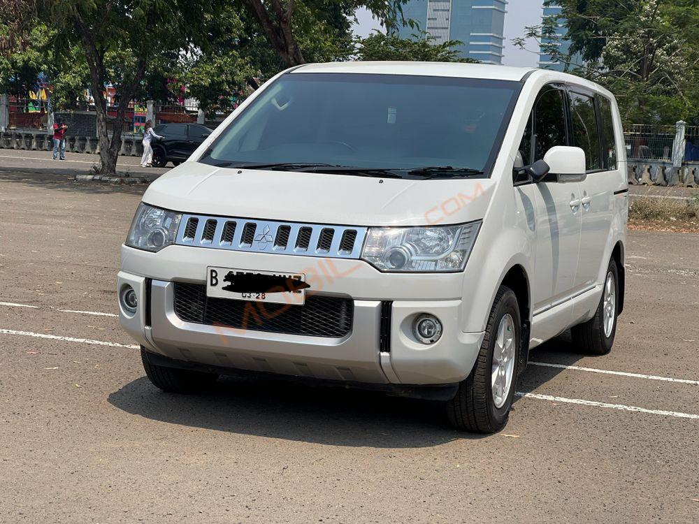 Mobil Mitsubishi Delica 2015