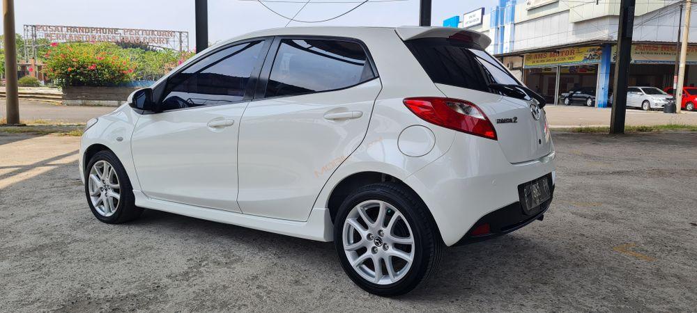 Mobil Mazda 2 Hatchback 2013