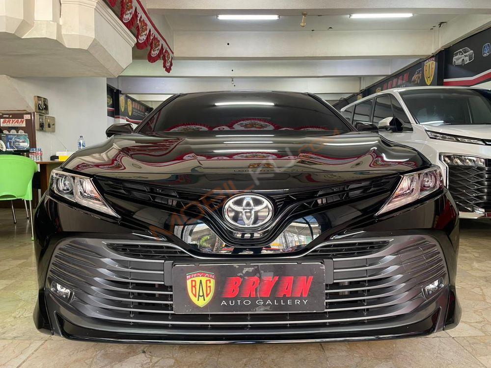 Mobil Toyota Camry 2021
