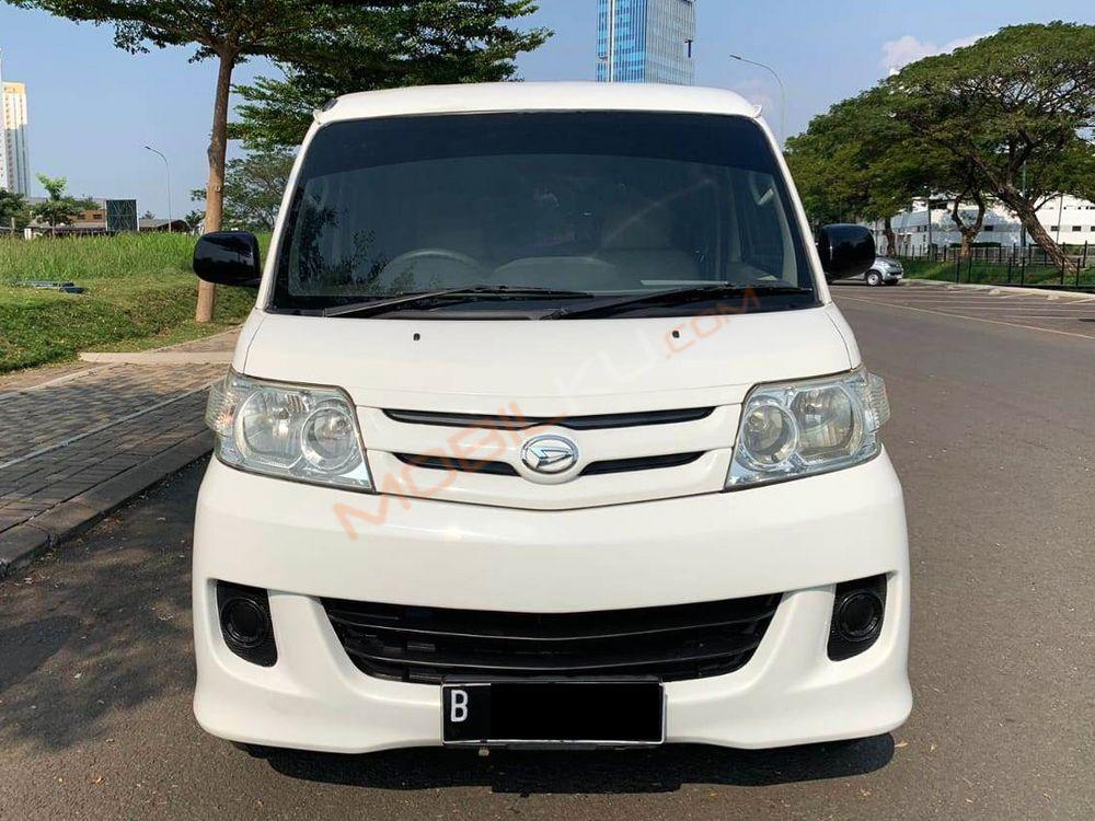 Mobil Daihatsu Luxio 2015