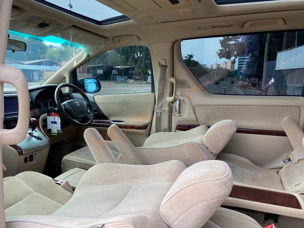 Mobil Toyota Alphard 2010