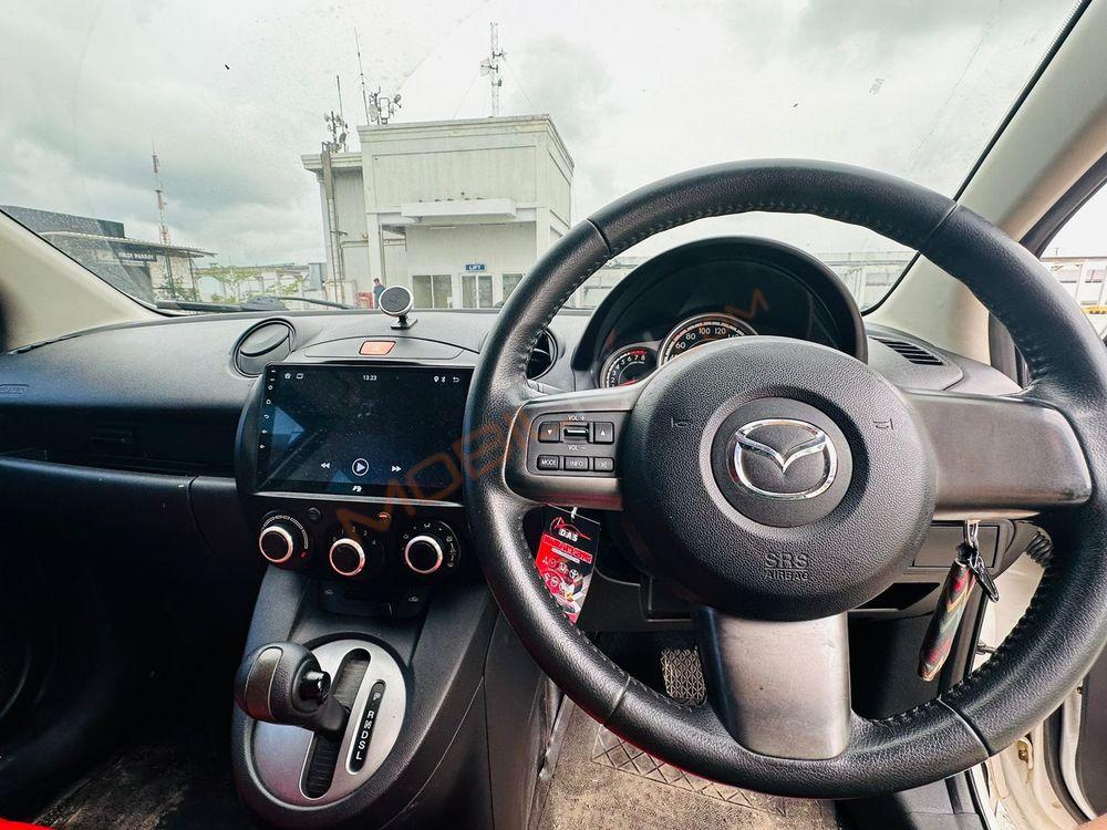 Mobil Mazda 2 Hatchback 2012