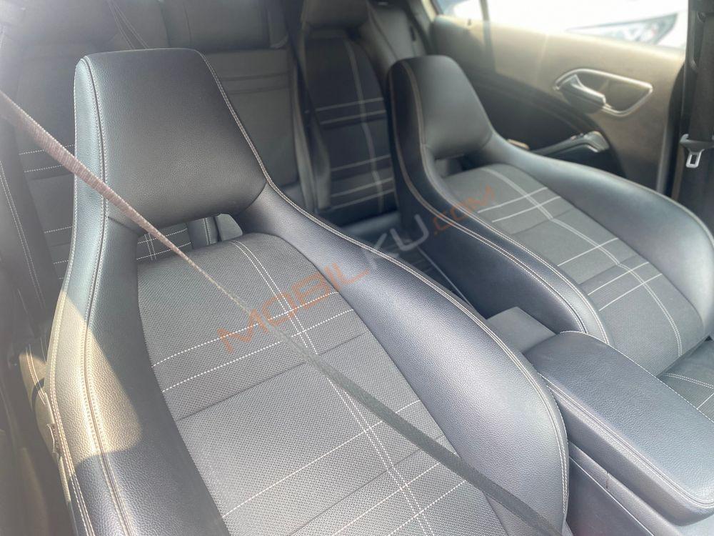 Mobil Mercedes-Benz A-Class 2013