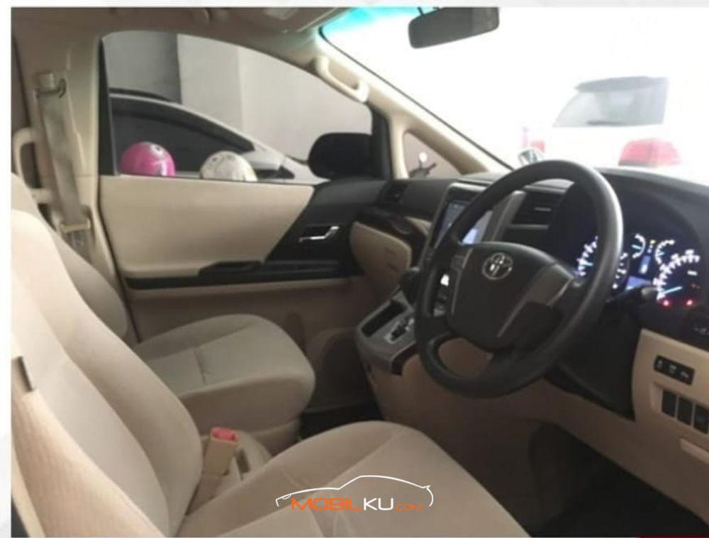 Mobil Toyota Alphard 2012