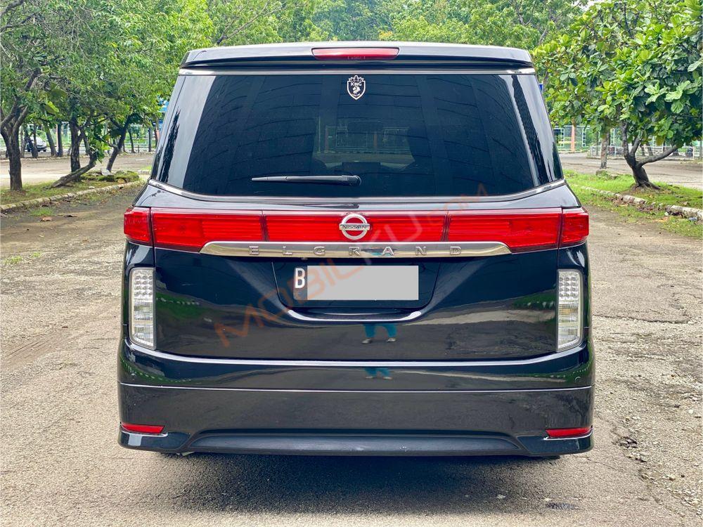 Mobil Nissan Elgrand 2011