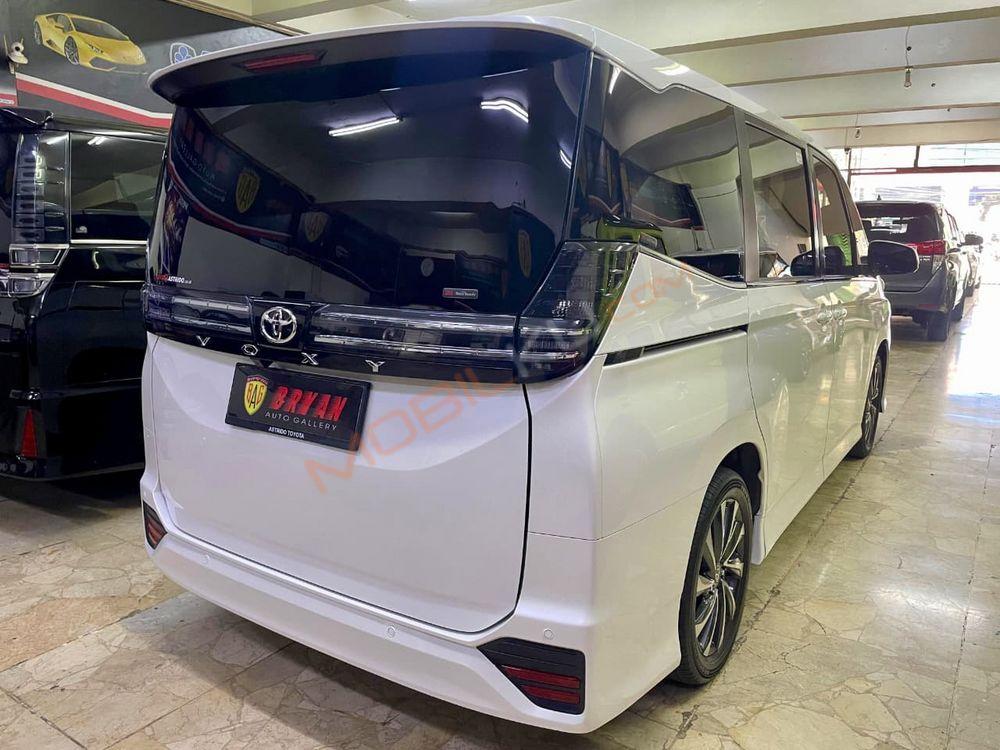 Mobil Toyota Voxy 2023