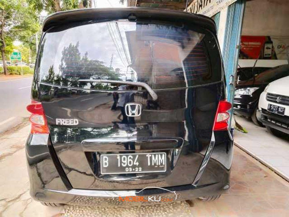Mobil Honda Freed 2011