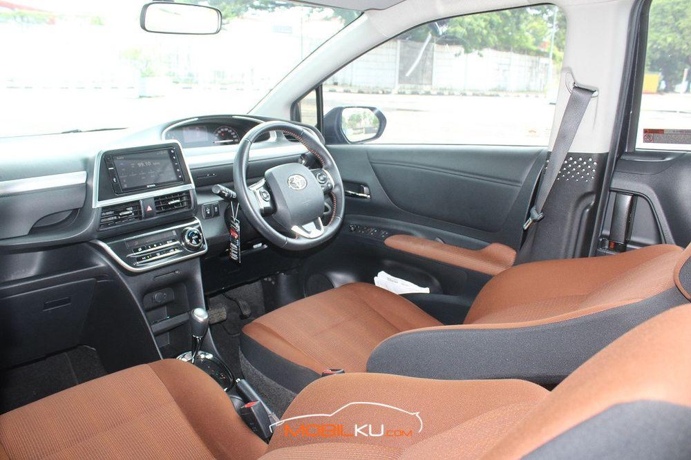 Mobil Toyota Sienta 2018