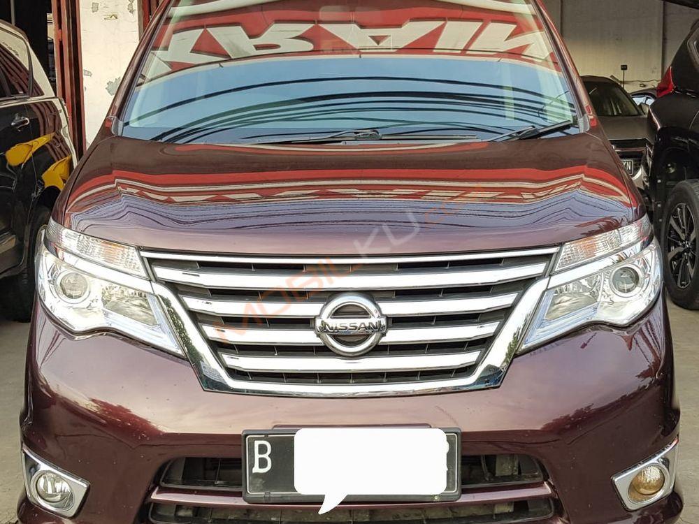 Mobil Nissan Serena 2015