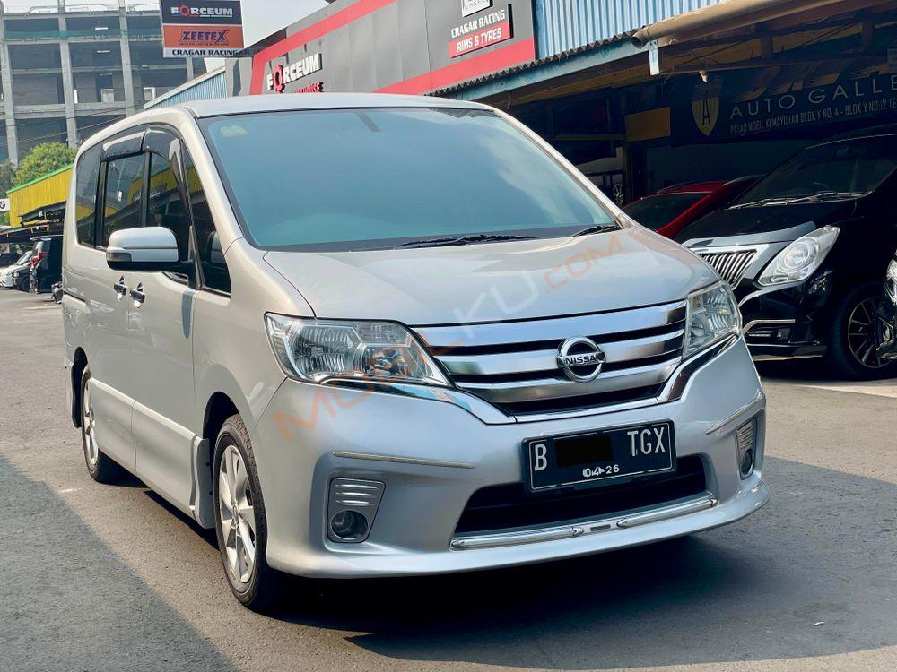 Mobil Nissan Serena 2013