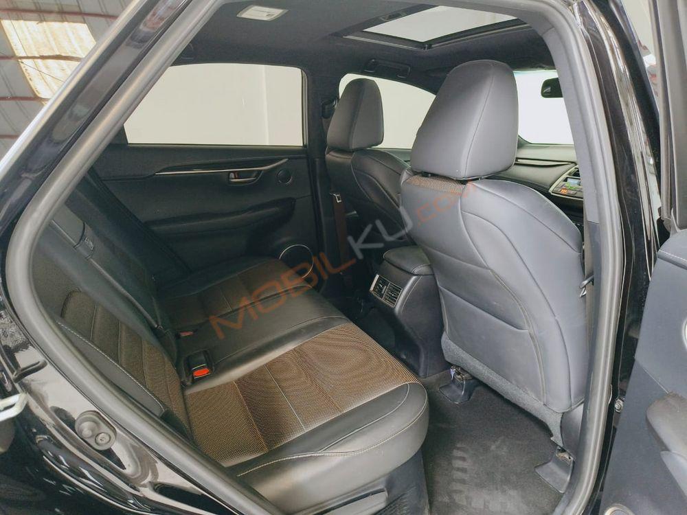 Mobil Lexus NX 2017