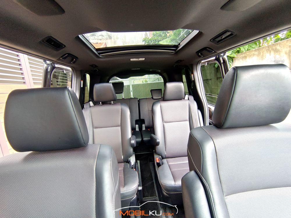 Mobil Toyota Voxy 2018