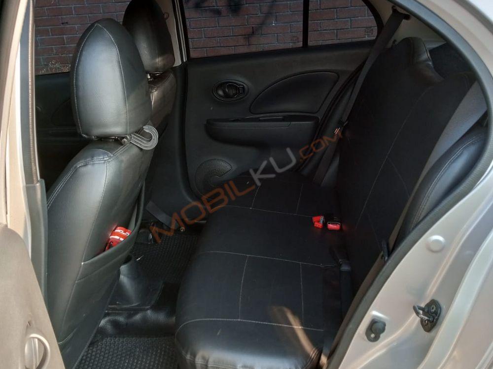 Mobil Nissan March 2013