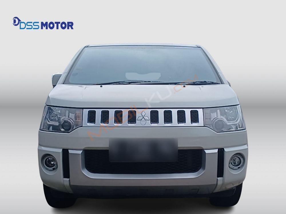 Mobil Mitsubishi Delica 2015