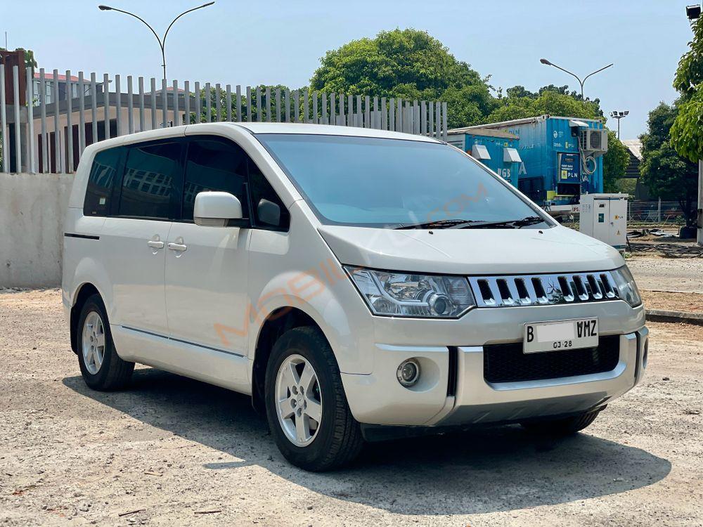 Mobil Mitsubishi Delica 2015