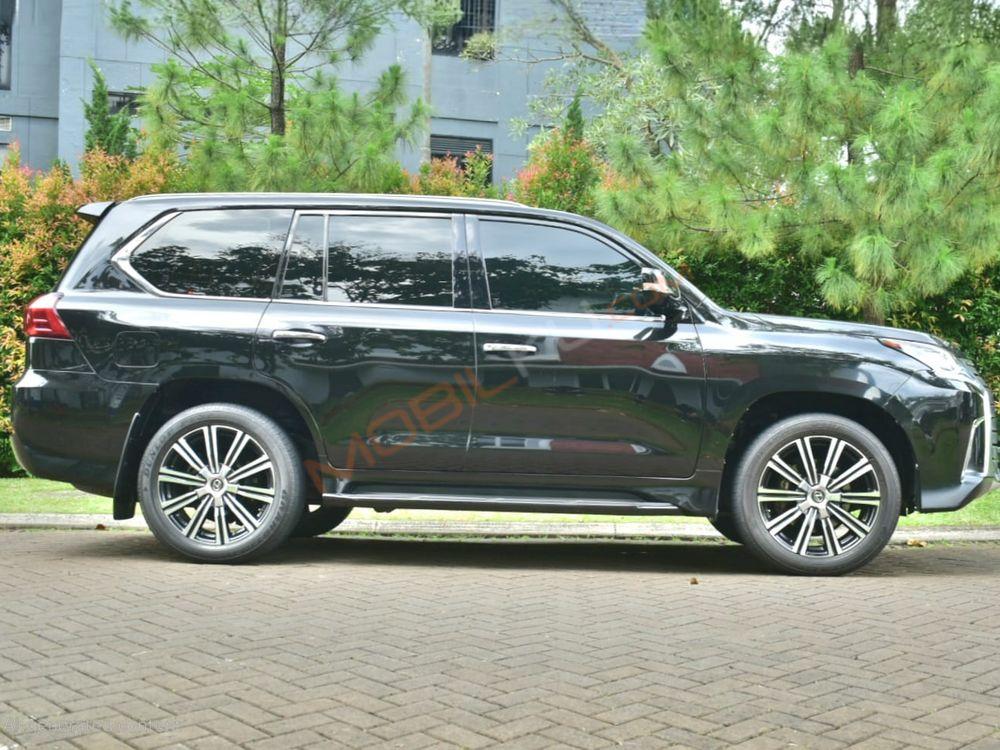 Mobil Lexus LX 2018